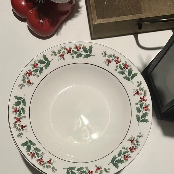 Vintage Gibson China Gold Trim Holly Berry Christmas Charm 6" Soup Bowls 8 Count - Picture 6 of 8